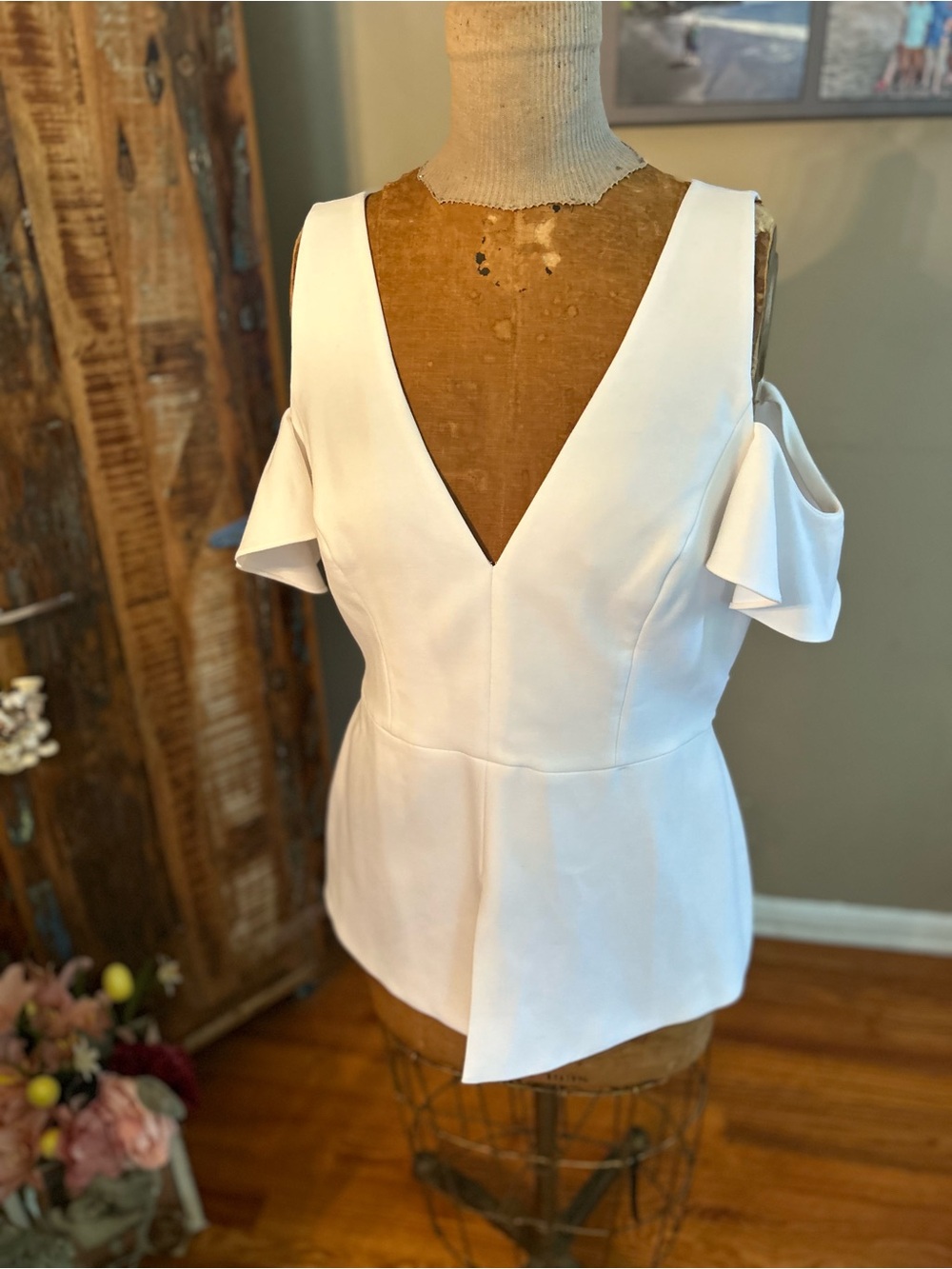 BCBGMaxAzria White Cold-Shoulder V-Neck Ruffle Top | Size Large New $178